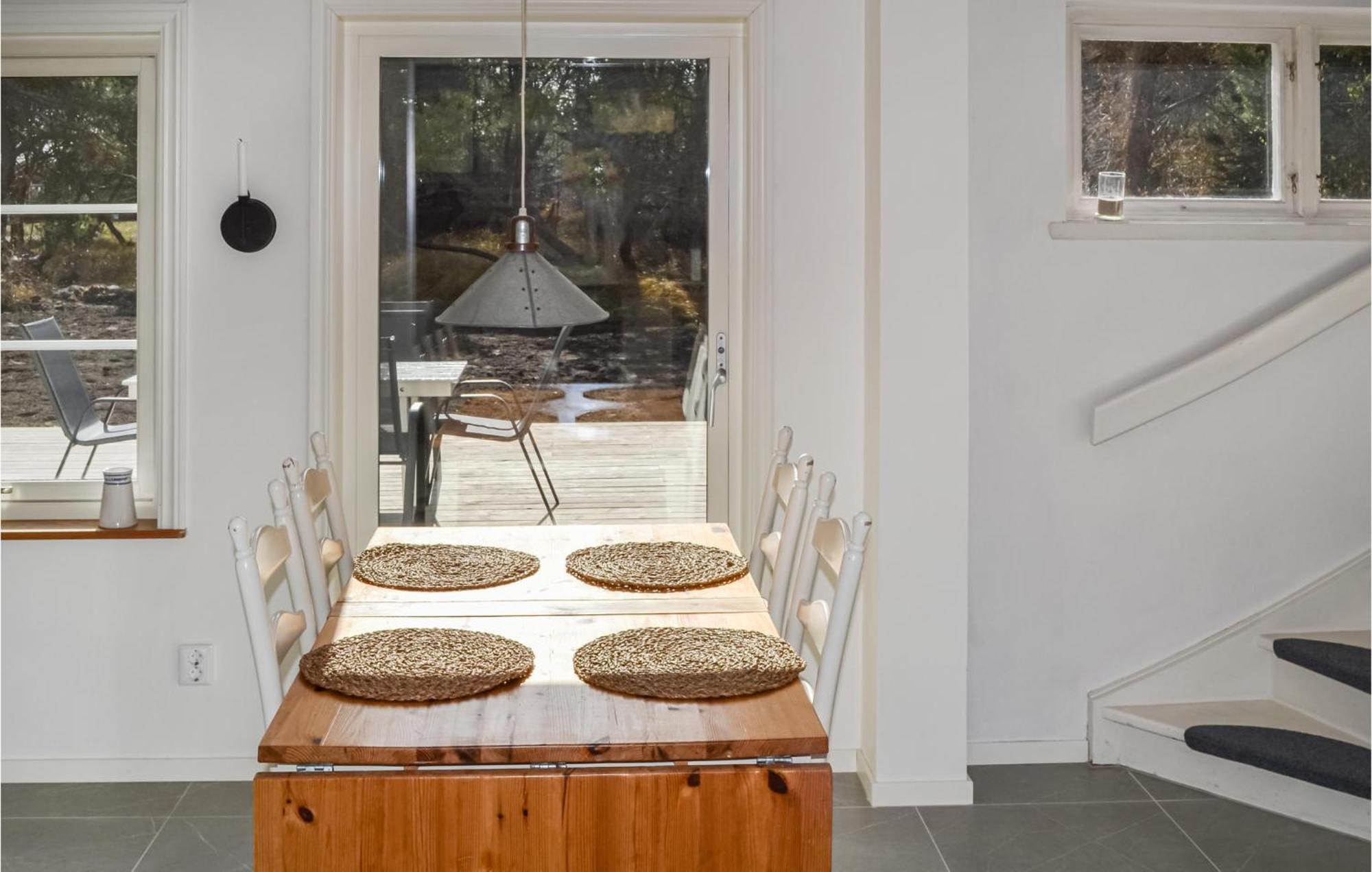 Gorgeous Home In Borrby With Wifi 外观 照片
